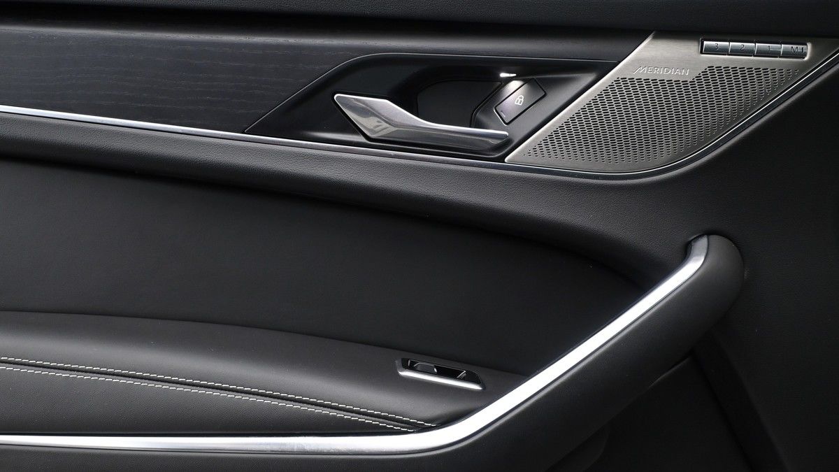 Jaguar F-PACE Image 25