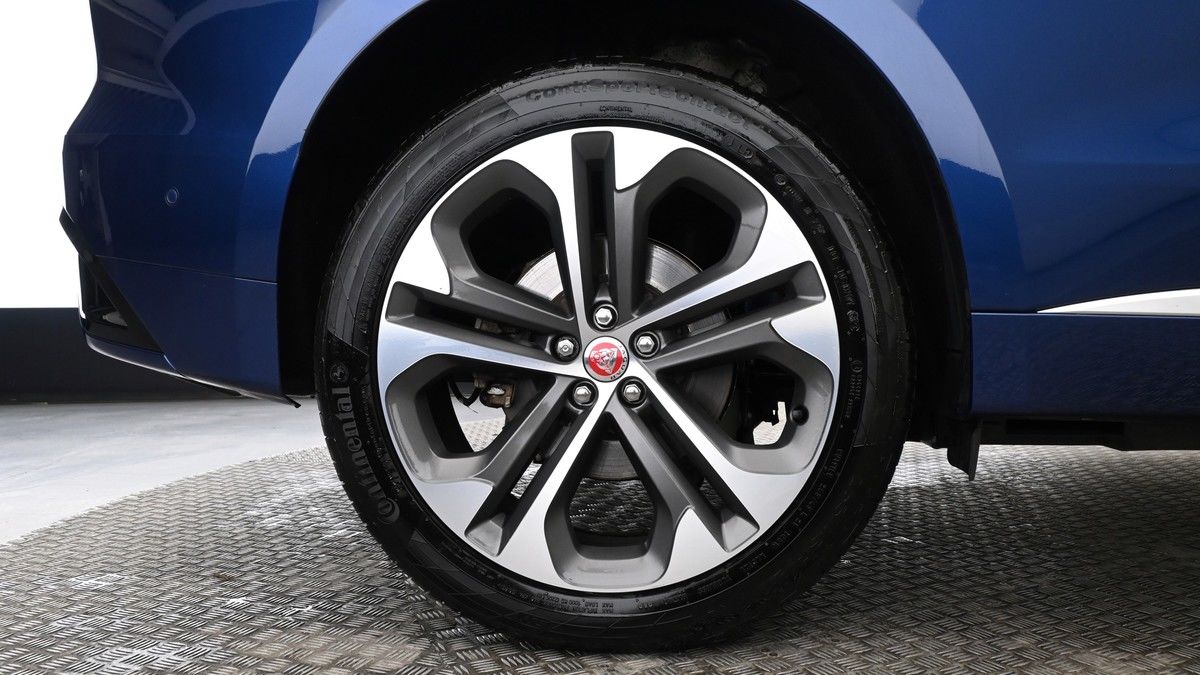 Jaguar F-PACE Image 17