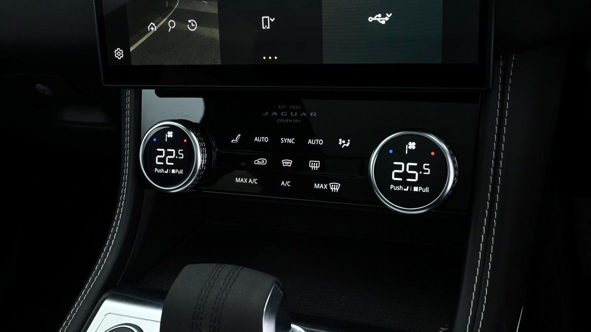 Jaguar F-PACE Image 24