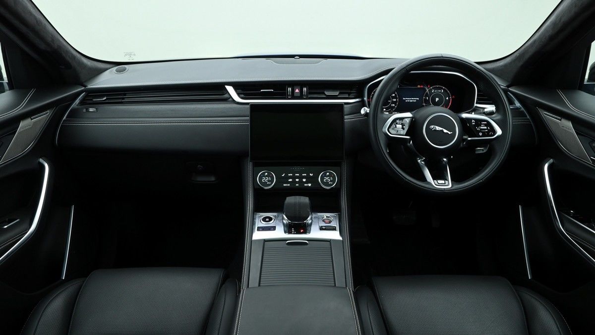 Jaguar F-PACE Image 28