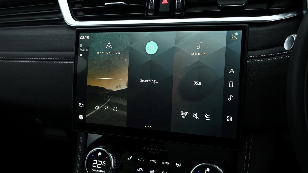 Jaguar F-PACE Image 22