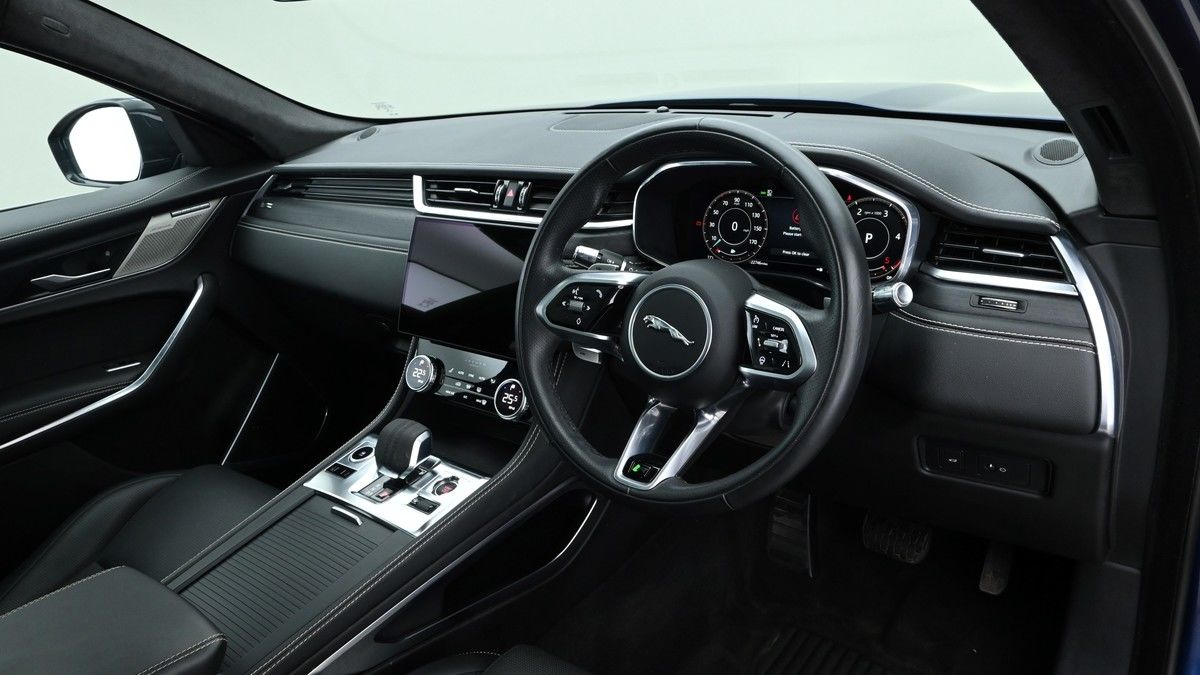 Jaguar F-PACE Image 6