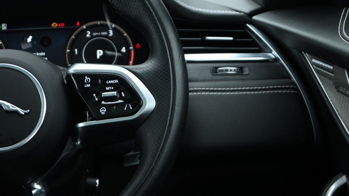 Jaguar F-PACE Image 32