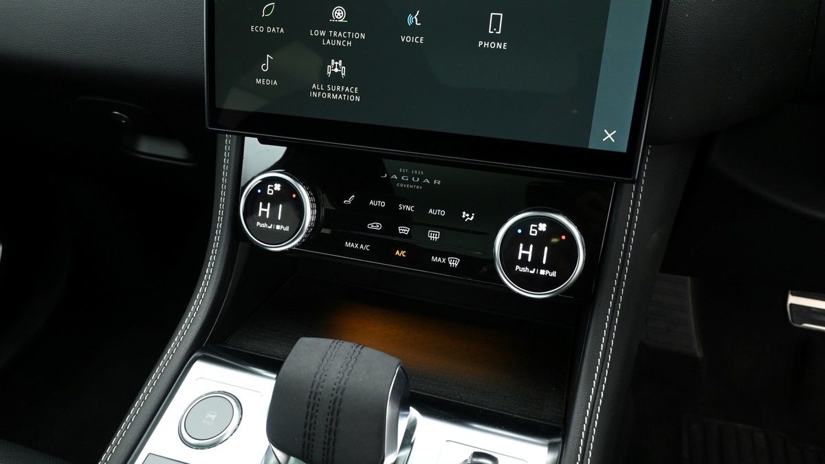 Jaguar F-PACE Image 12