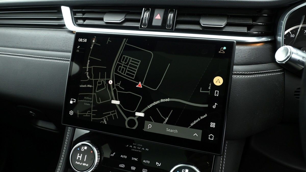 Jaguar F-PACE Image 11