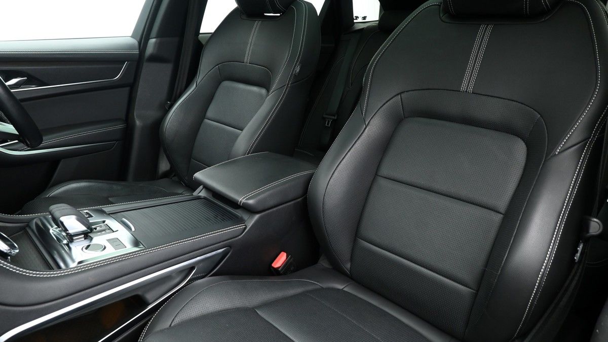 Jaguar F-PACE Image 4