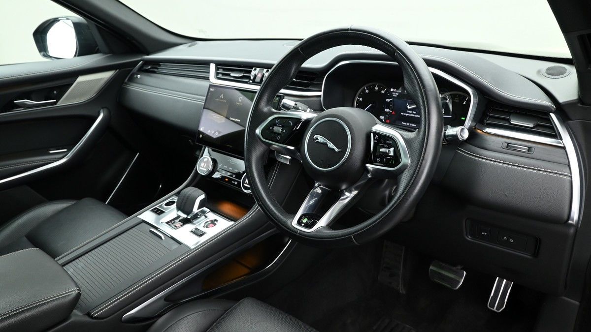 Jaguar F-PACE Image 3