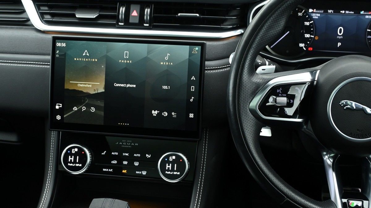 Jaguar F-PACE Image 15