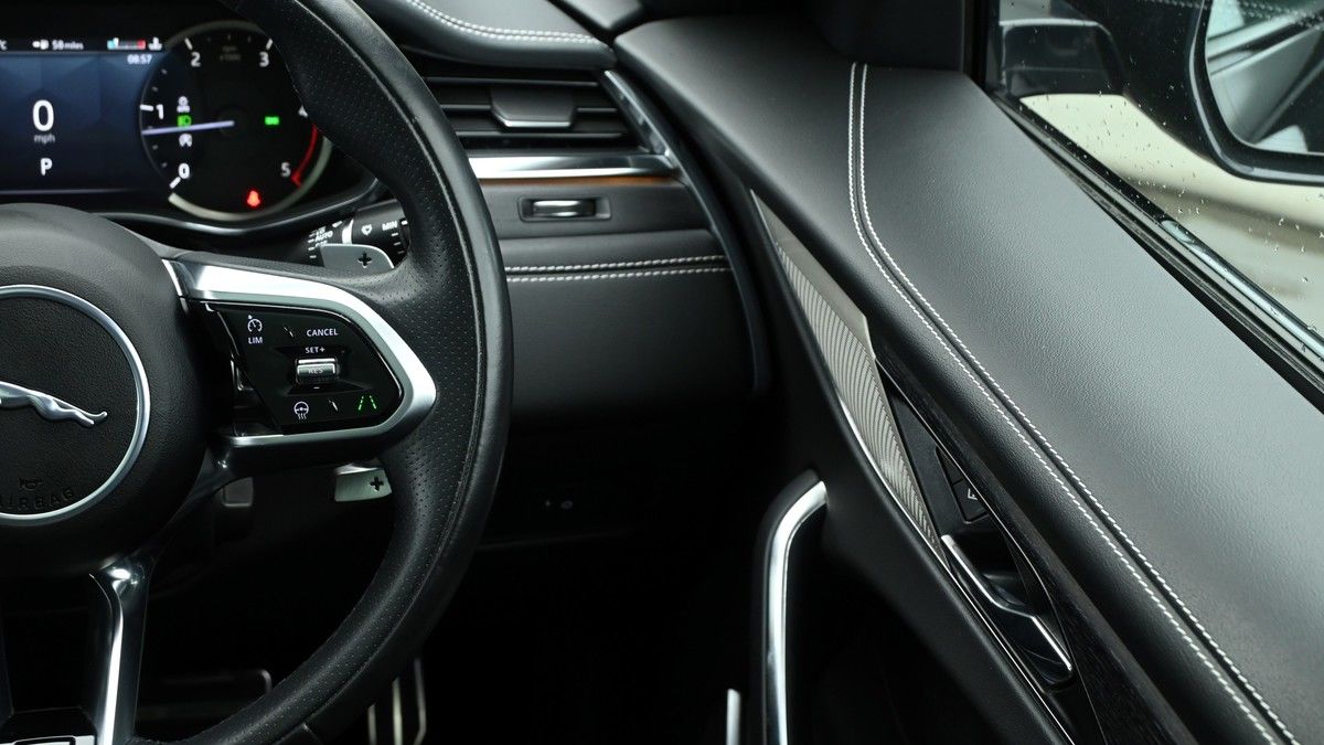 Jaguar F-PACE Image 16