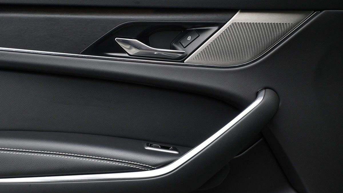 Jaguar F-PACE Image 13
