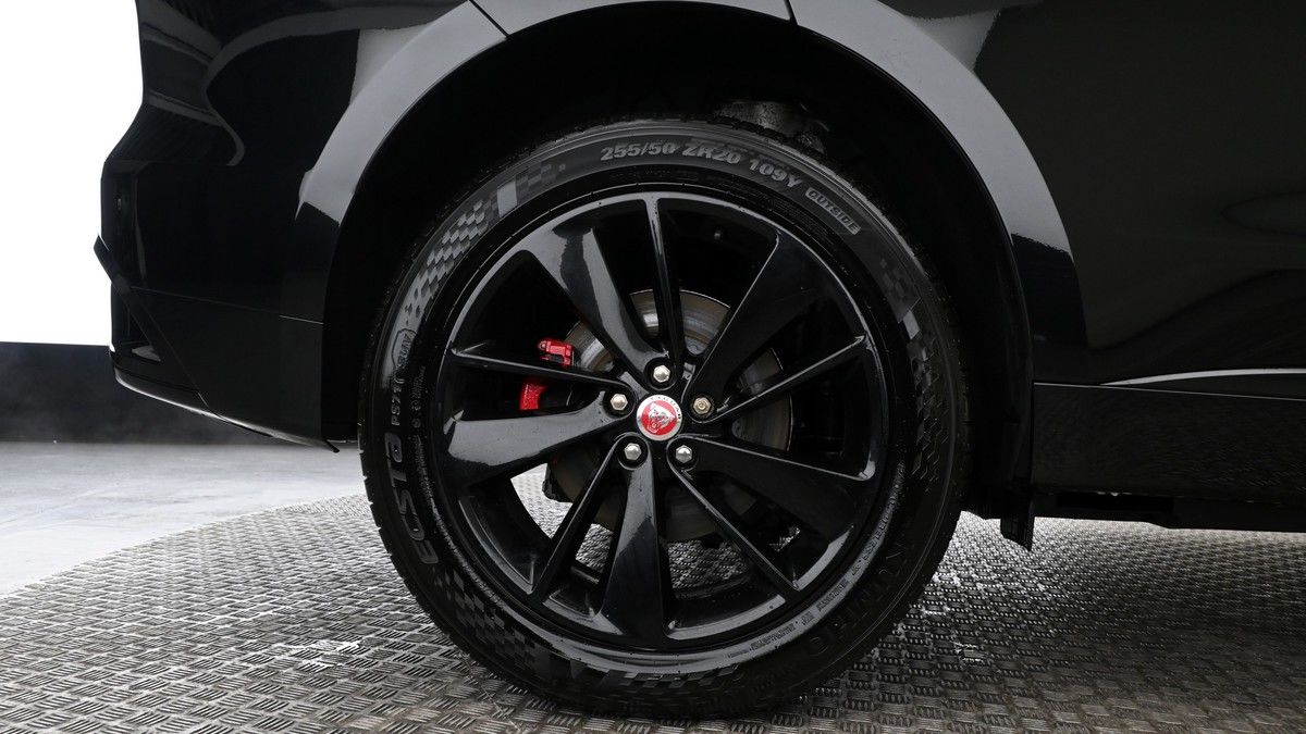Jaguar F-PACE Image 9