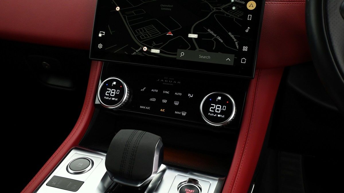 Jaguar F-PACE Image 11