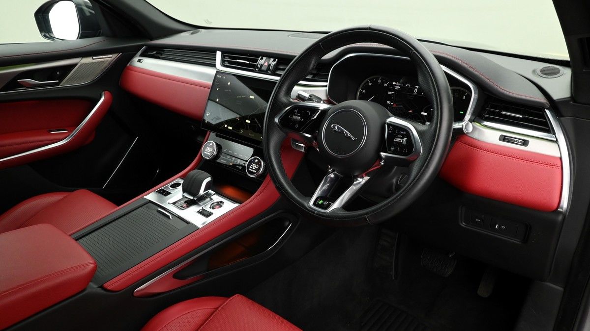 Jaguar F-PACE Image 2
