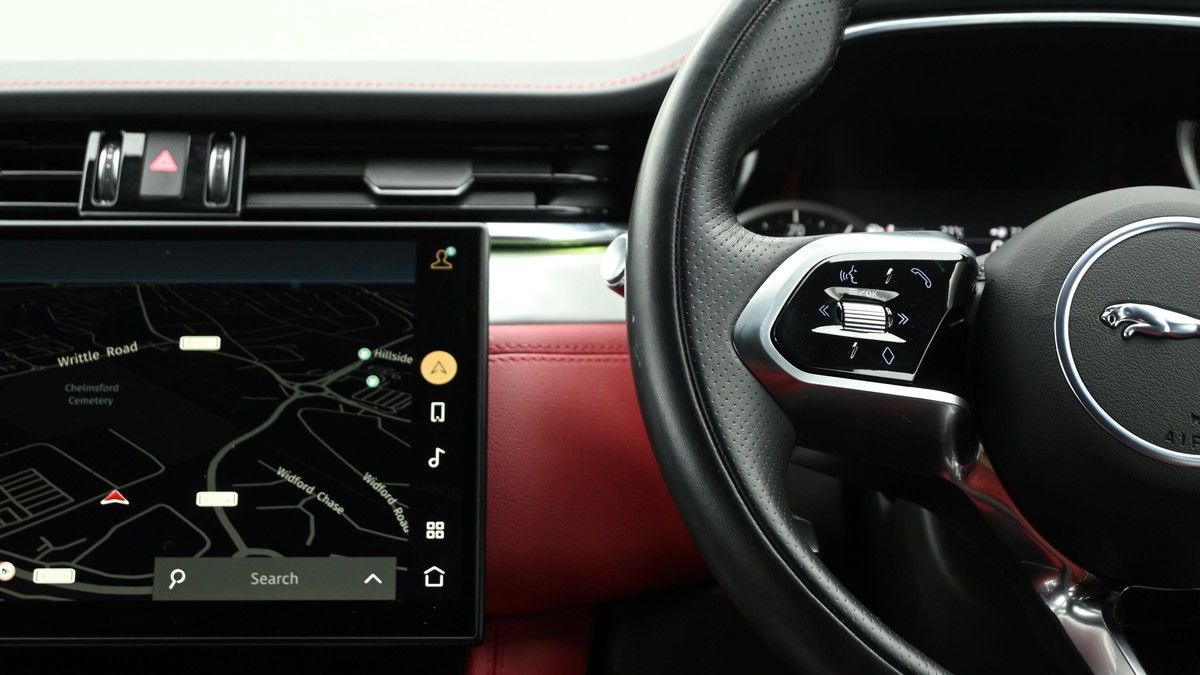 Jaguar F-PACE Image 14