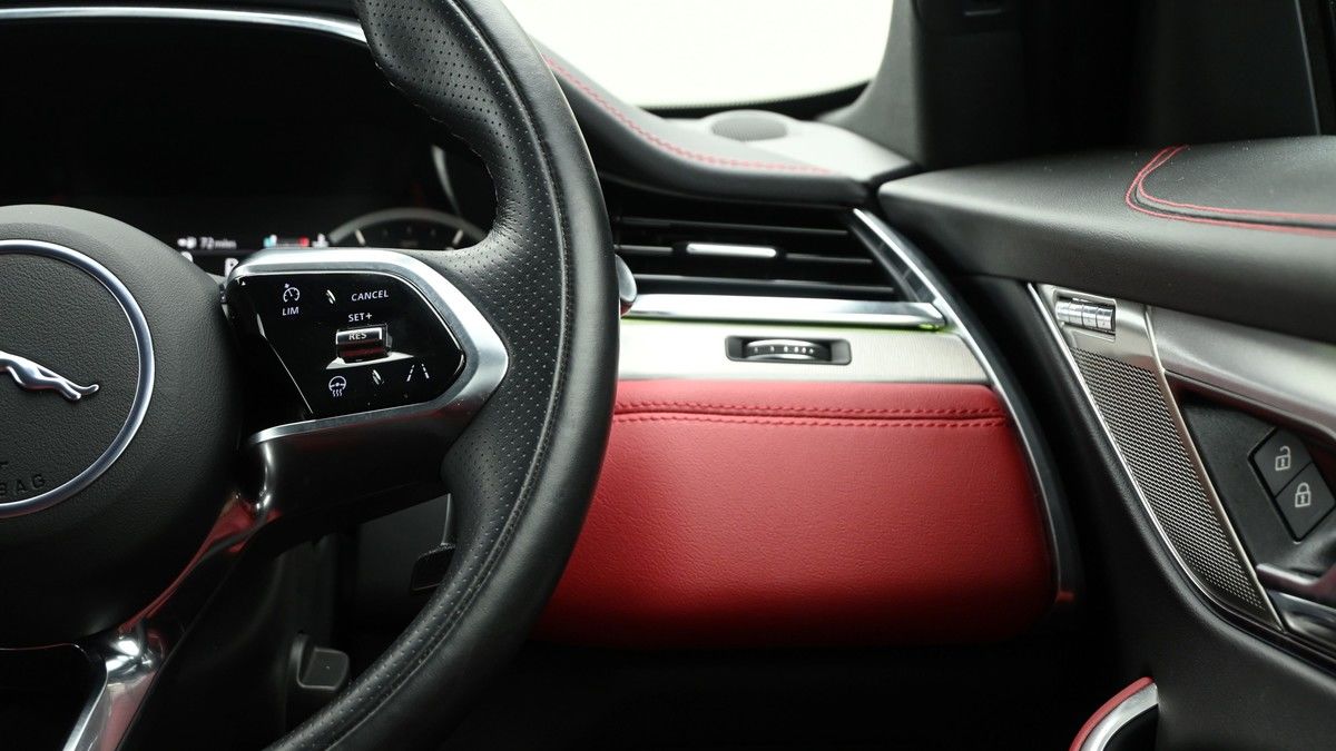 Jaguar F-PACE Image 15