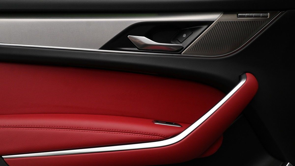 Jaguar F-PACE Image 12