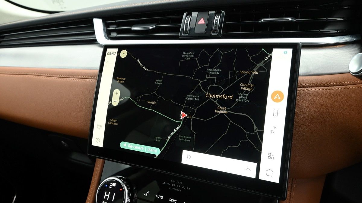 Jaguar F-PACE Image 11