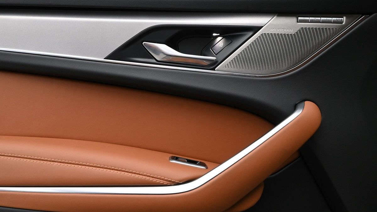 Jaguar F-PACE Image 13
