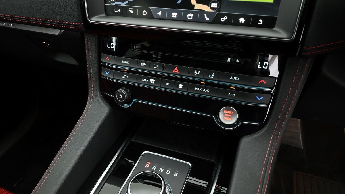Jaguar F-PACE Image 12