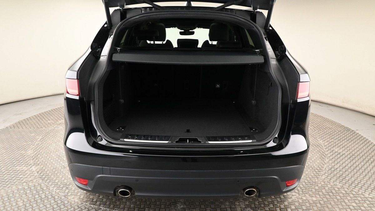 Jaguar F-PACE Image 10