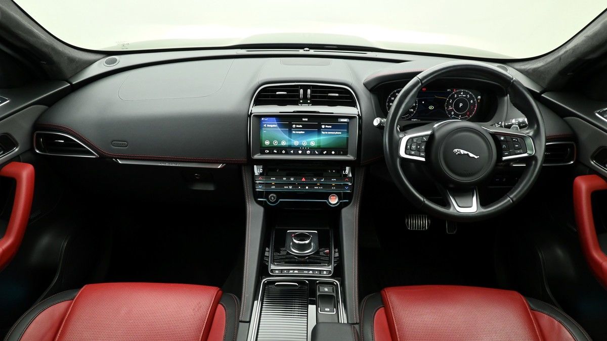Jaguar F-PACE Image 14