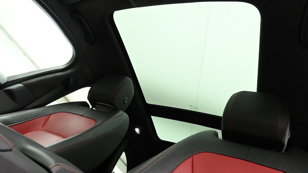 Jaguar F-PACE Image 2