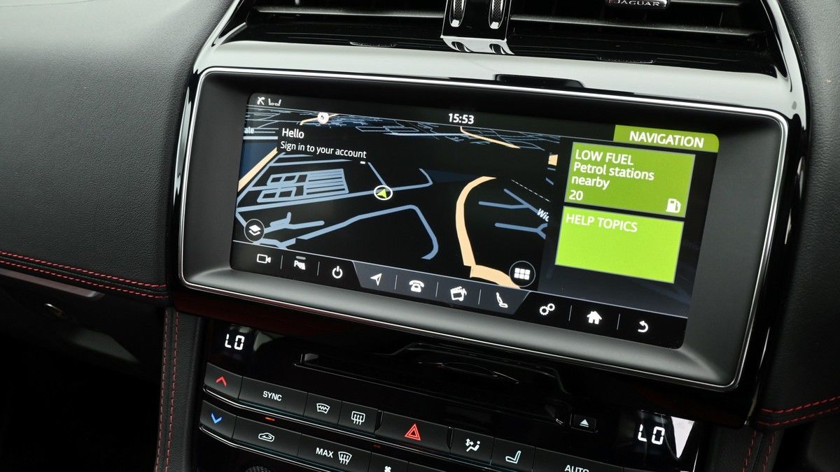 Jaguar F-PACE Image 11