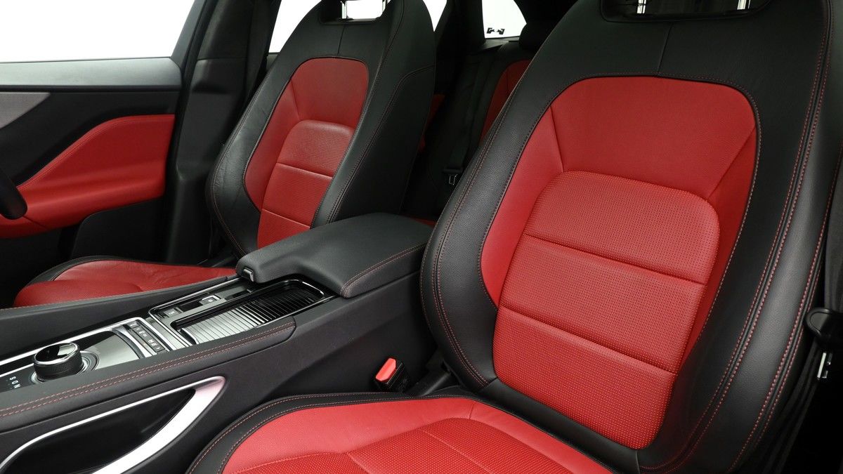 Jaguar F-PACE Image 4