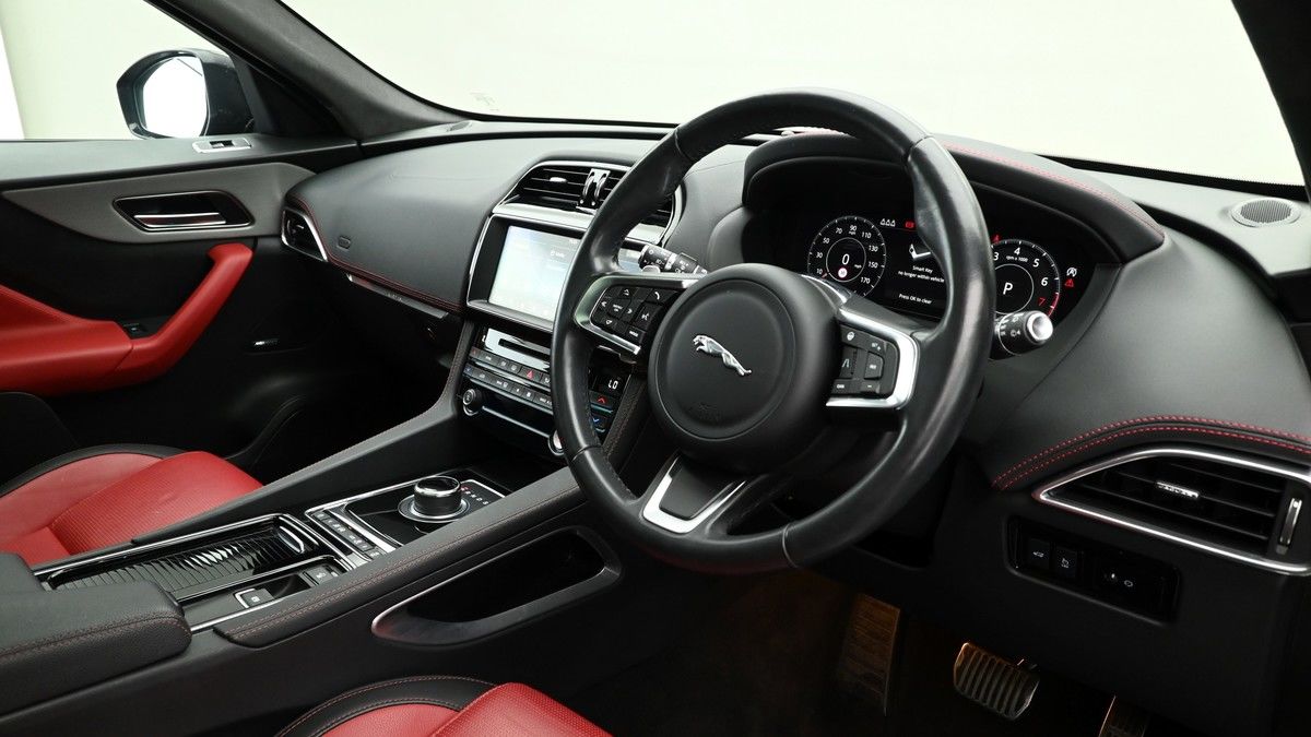 Jaguar F-PACE Image 3