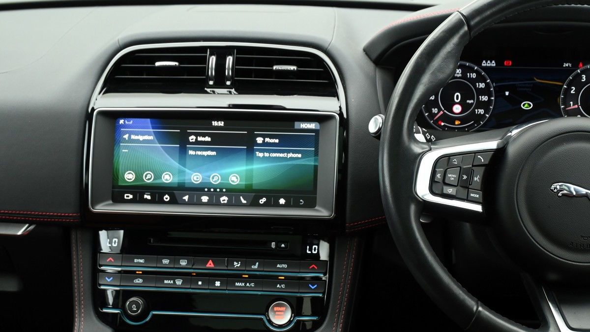 Jaguar F-PACE Image 15