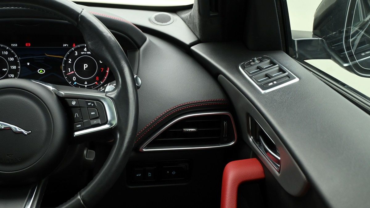 Jaguar F-PACE Image 16