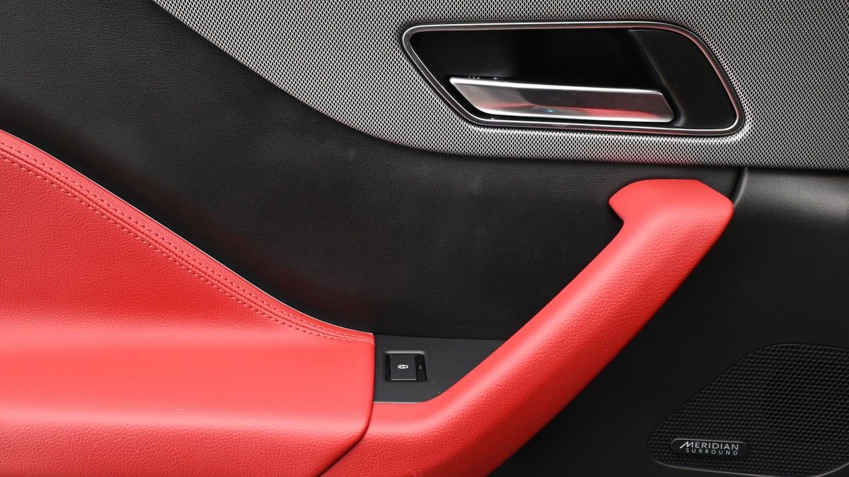 Jaguar F-PACE Image 13