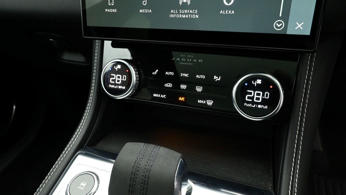 Jaguar F-PACE Image 12
