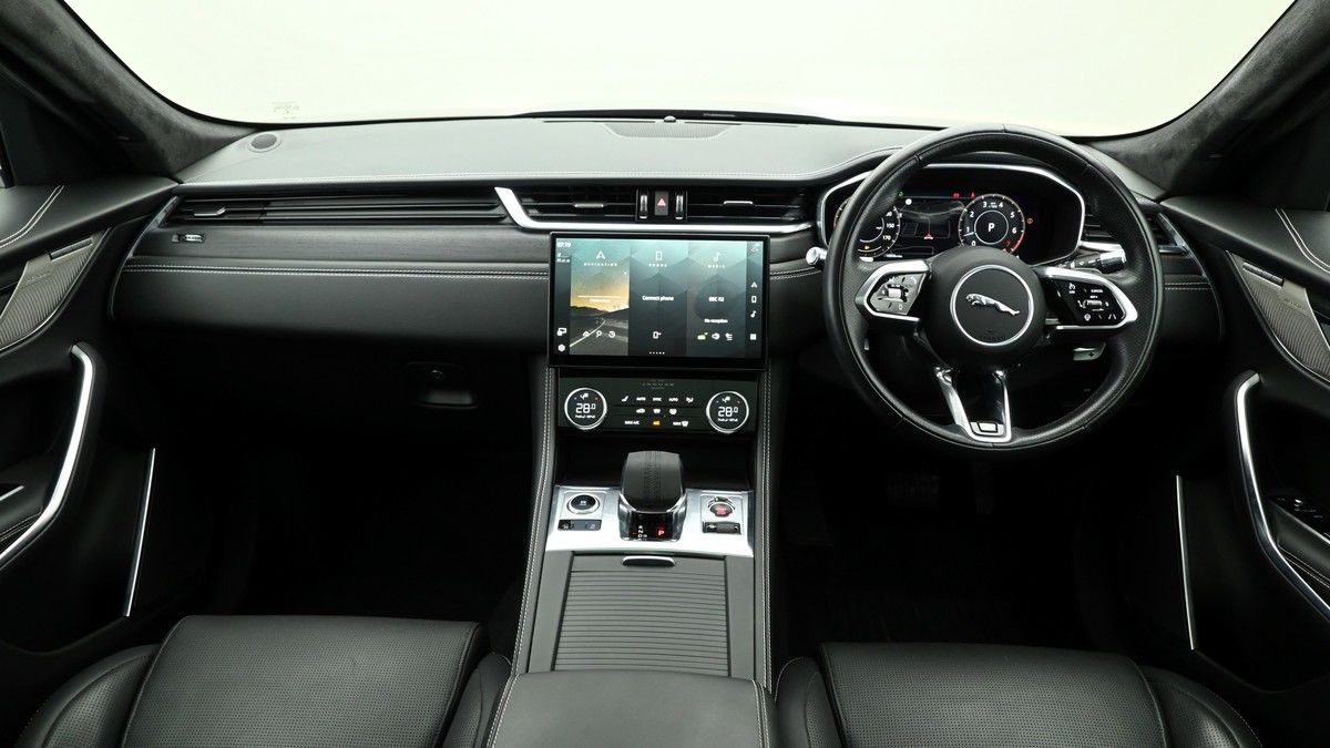 Jaguar F-PACE Image 14