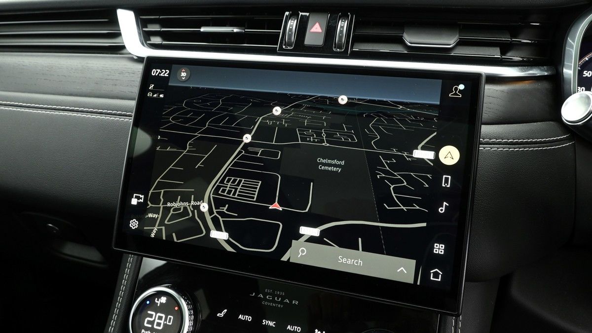 Jaguar F-PACE Image 11