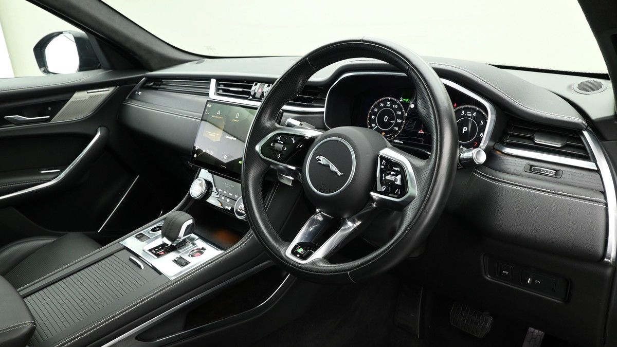 Jaguar F-PACE Image 3