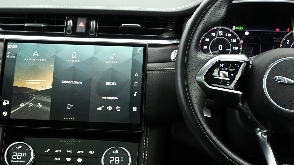 Jaguar F-PACE Image 15