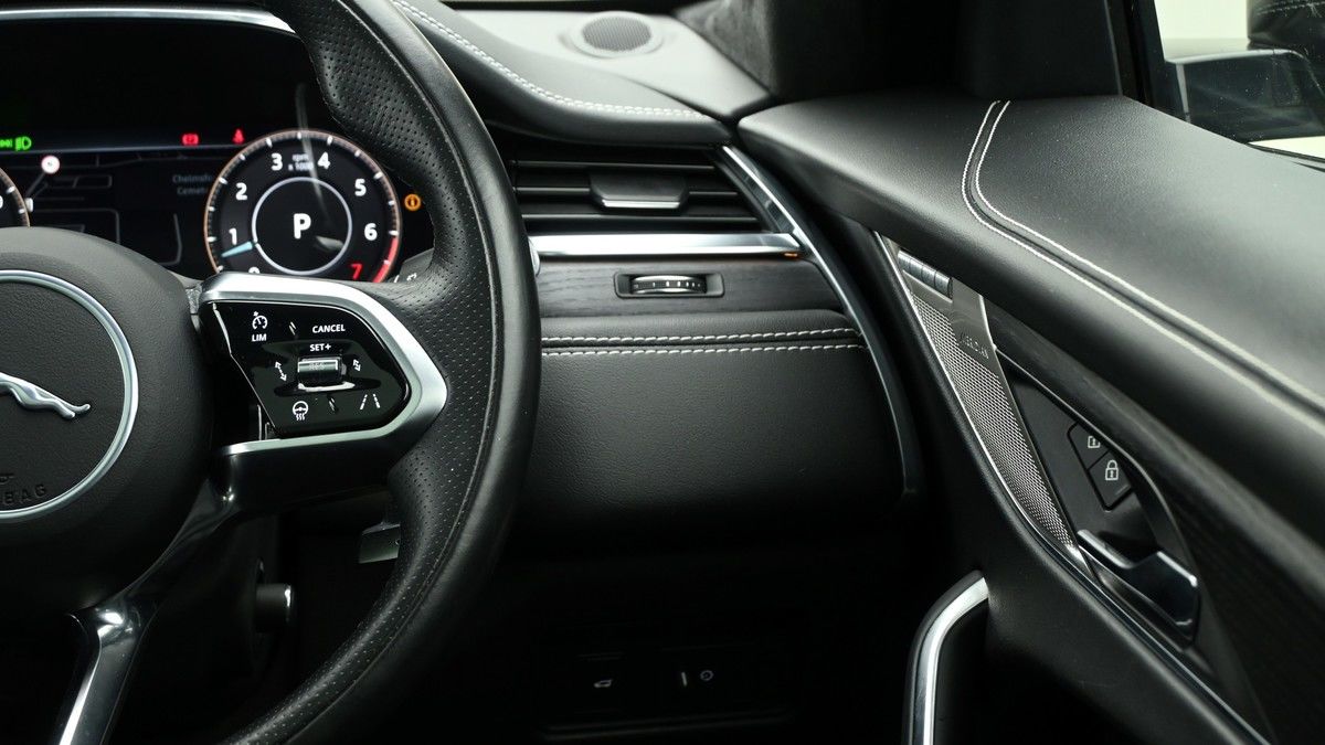 Jaguar F-PACE Image 16