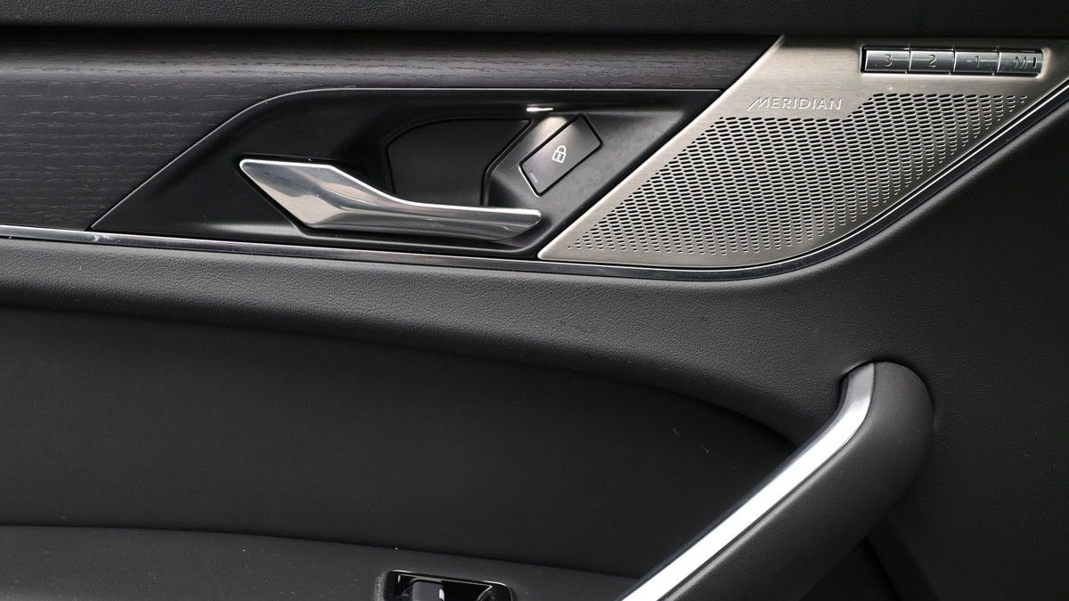Jaguar F-PACE Image 13