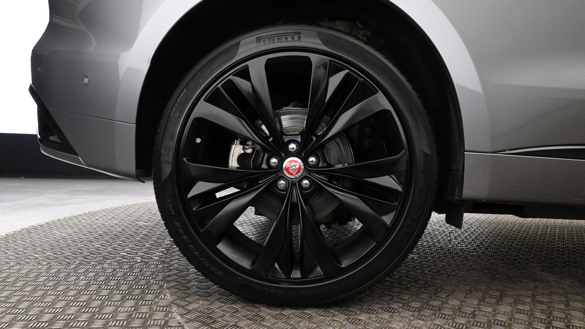 Jaguar F-PACE Image 9