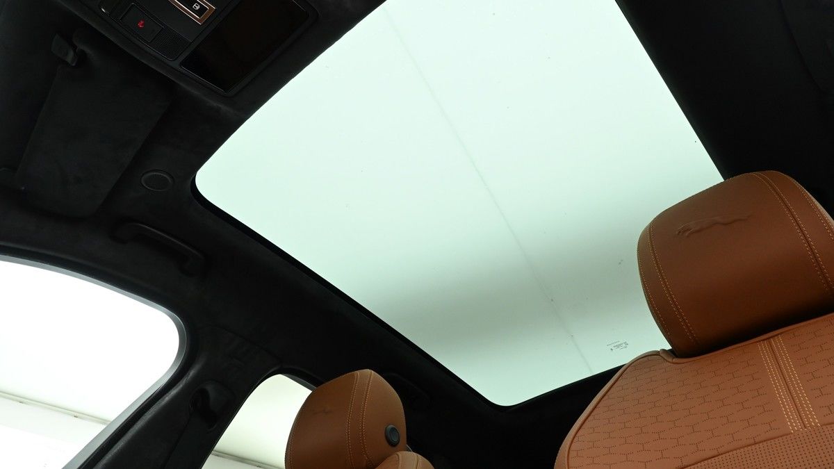 Jaguar F-PACE Image 2