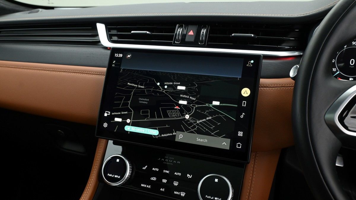 Jaguar F-PACE Image 11