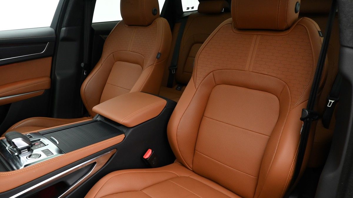 Jaguar F-PACE Image 4