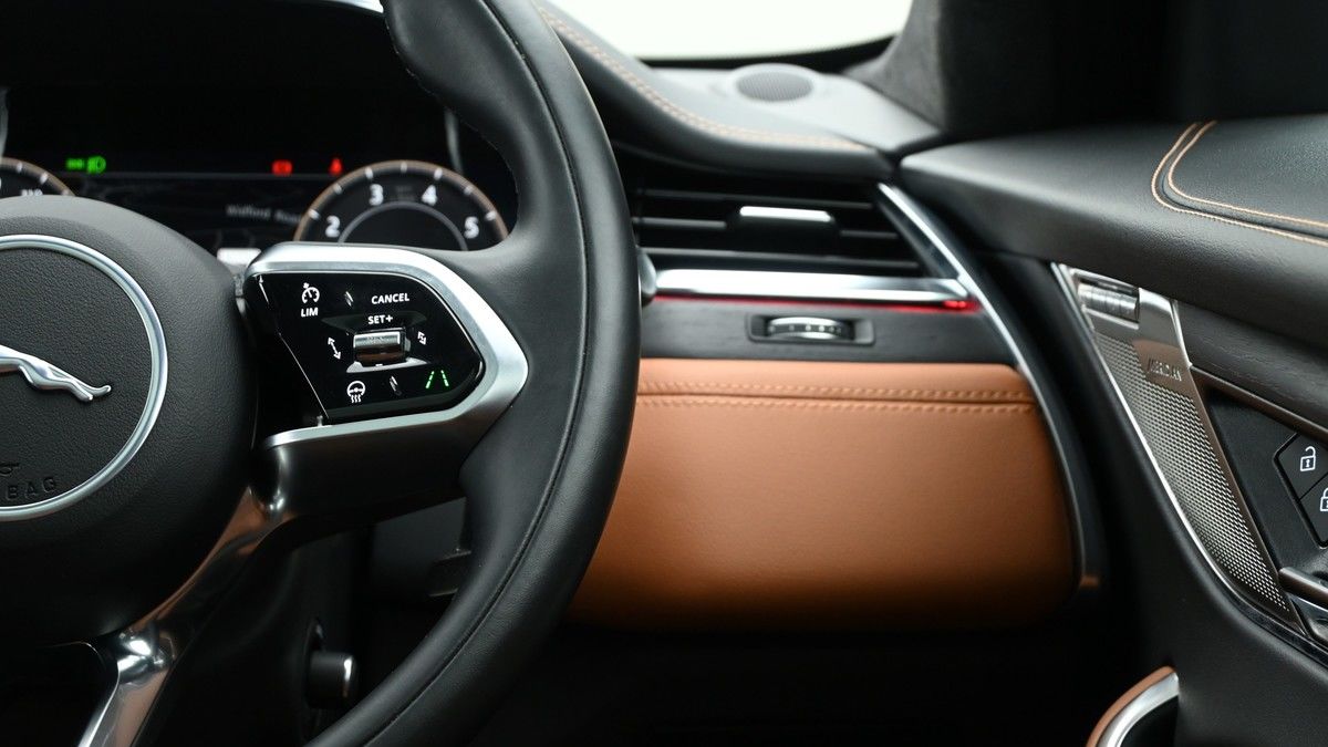 Jaguar F-PACE Image 16