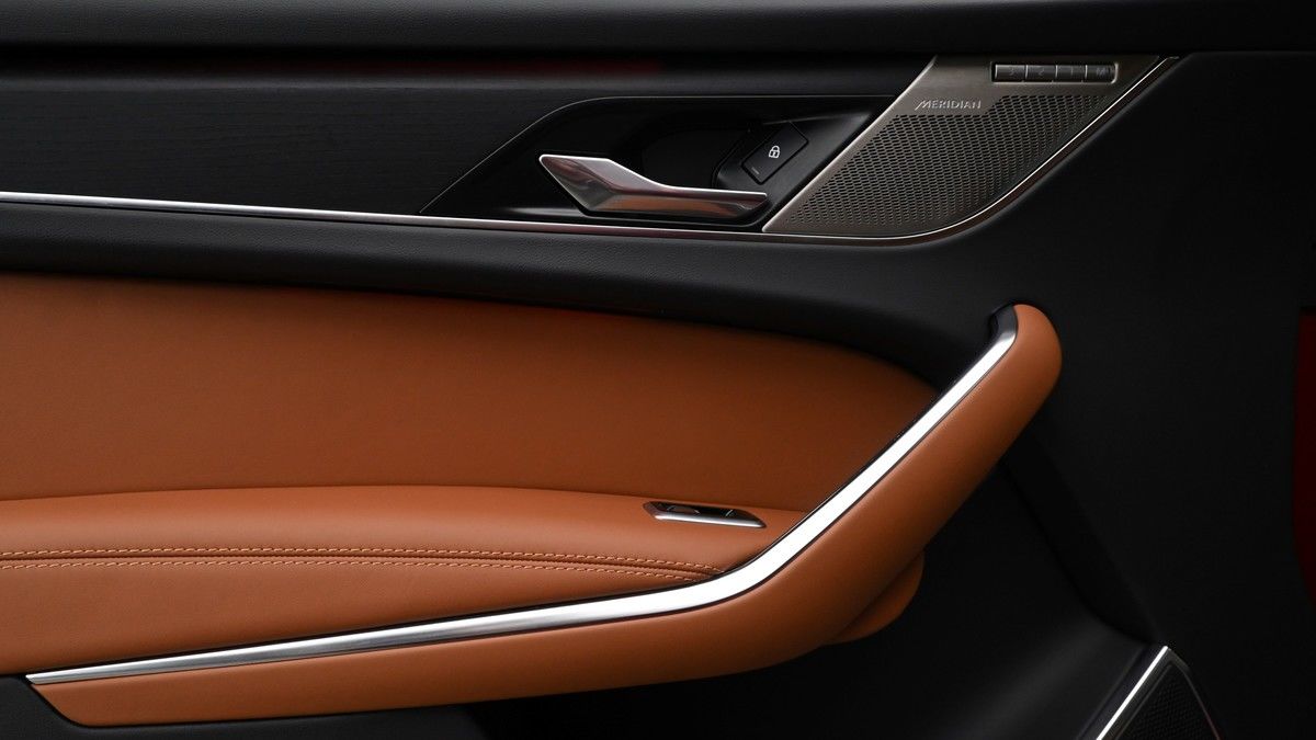 Jaguar F-PACE Image 13