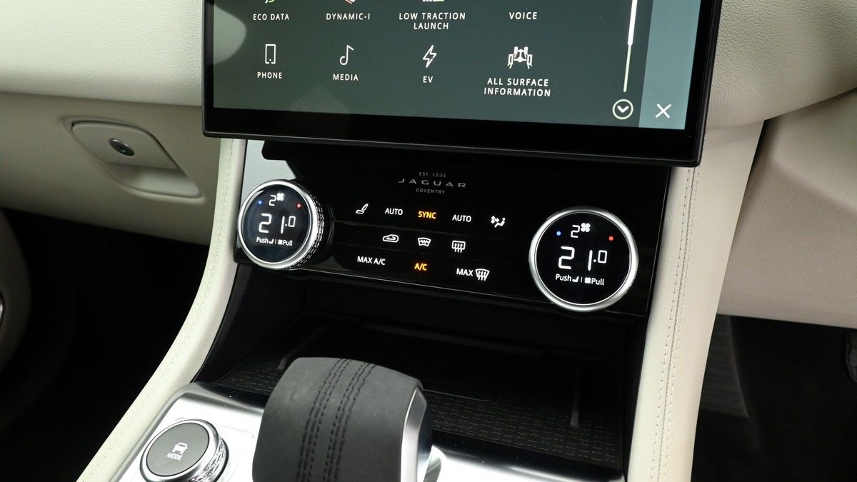 Jaguar F-PACE Image 12