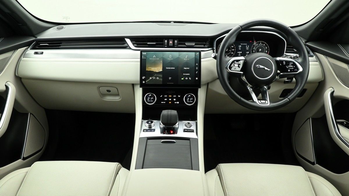 Jaguar F-PACE Image 14