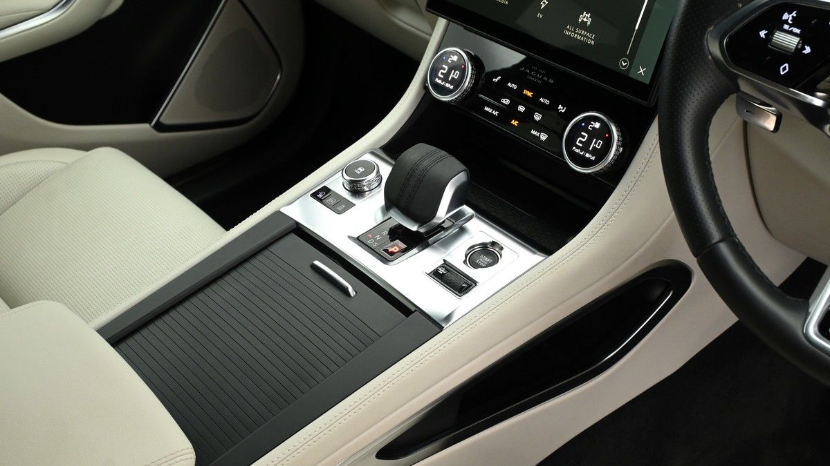 Jaguar F-PACE Image 2