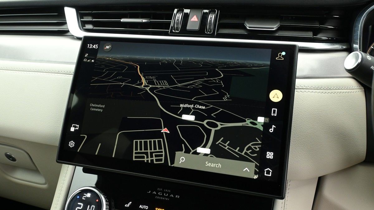 Jaguar F-PACE Image 11