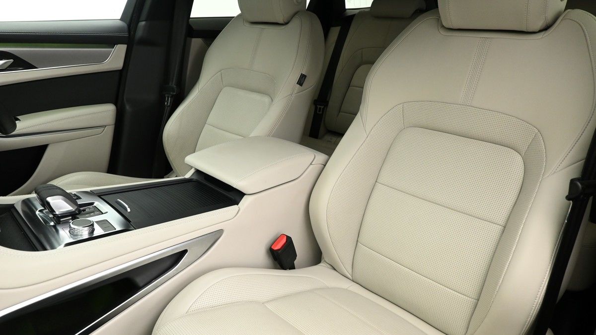 Jaguar F-PACE Image 4